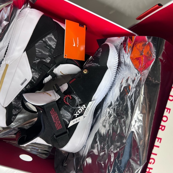 Nike Air Jordan XXXIII Black White University Red Metallic Gold woman 7-8 - Picture 2 of 10